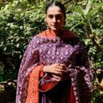Sonam Kapoor Instagram – ☀️
ॐ भूर्भुव॒ स्सुवः॑
तत्स॑ वि॒तुर्वरे᳚ण्यं॒
भर्गो॑ दे॒वस्य॑ धीमहि
धियो॒ यो नः॑ प्रचो॒दया᳚त् ॥
Yesterday for makar sankranti family puja. 🪁
👗 @gaurangofficial
🩴 @aprajitatoorofficial
💎 @kapoor.sunita
💇♀️ @deepabambhaniya08
Photos by @leroifoto makarsankranti #sungoddess #savitr #gayatri #surya Anil Kapoors House, Juhu, Mumbai