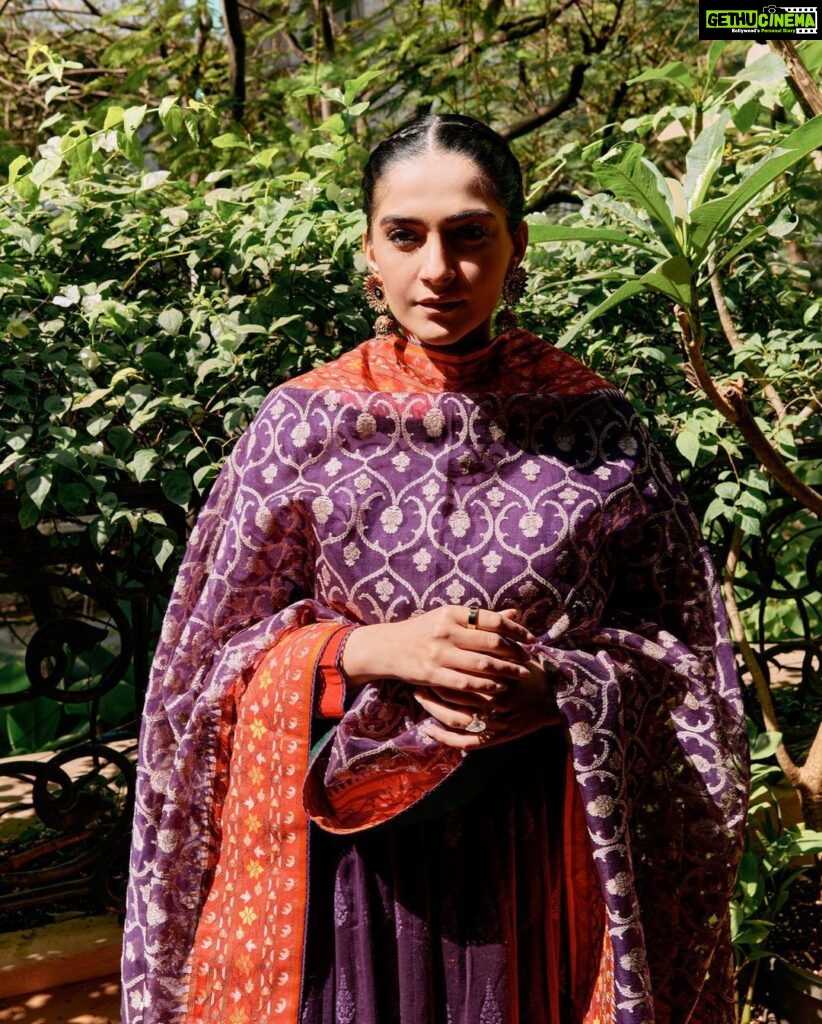 Sonam Kapoor Instagram - ☀️ ॐ भूर्भुव॒ स्सुवः॑ तत्स॑ वि॒तुर्वरे᳚ण्यं॒ भर्गो॑ दे॒वस्य॑ धीमहि धियो॒ यो नः॑ प्रचो॒दया᳚त् ॥ Yesterday for makar sankranti family puja. 🪁 👗 @gaurangofficial 🩴 @aprajitatoorofficial 💎 @kapoor.sunita 💇‍♀️ @deepabambhaniya08 Photos by @leroifoto makarsankranti #sungoddess #savitr #gayatri #surya Anil Kapoors House, Juhu, Mumbai