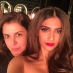 Sonam Kapoor Instagram – Happy happy birthday my darling @farahkhankunder I know you’re mamas bff but your kindness and generosity towards @rheakapoor and me is amazing.. love you lots .. #veerediwedding #tareefaan