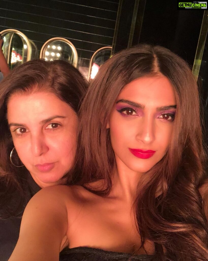 Sonam Kapoor Instagram - Happy happy birthday my darling @farahkhankunder I know you’re mamas bff but your kindness and generosity towards @rheakapoor and me is amazing.. love you lots .. #veerediwedding #tareefaan