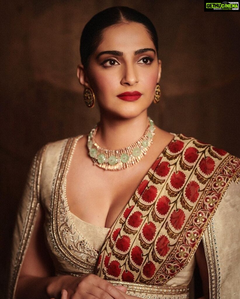 Sonam Kapoor Instagram - What a spectacular evening ! What a show! Thank you @jjvalaya for making me the most beautiful sari. Outfit : @jjvalaya @amigos.rizwan Necklace : @khannajewellerskj Earrings : @estaagems Shoes : @aprajitatoor @elevate_promotions Bag : @abhilasha_pret_jewelry Make up : @namratasoni Hair : @bbhiral Styling : @rheakapoor Styled with : @abhilashatd @dipteeagarwal Photography : @thehouseofpixels BKC