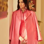 Sonam Kapoor Instagram - So excited to welcome Dior to India, showcasing the incomparable craft of our country and sharing it with the world. Outfit @dior @mariagraziachiuri Jewels @thegempalace Pearls vintage @kapoor.sunita Styled by @nikhilmansata Beauty @namratasoni 📸 @thehouseofpixels #diorfall23 The Taj Mahal Palace, Mumbai