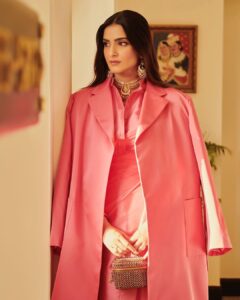 Sonam Kapoor Instagram - So excited to welcome Dior to India, showcasing the incomparable craft of our country and sharing it with the world. 

 

Outfit @dior @mariagraziachiuri 
Jewels @thegempalace 
Pearls vintage @kapoor.sunita 
Styled by @nikhilmansata 
Beauty @namratasoni 
📸 @thehouseofpixels 

#diorfall23