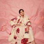 Sonam Kapoor Instagram - In BLOOM for a fun chat with my maasi at the @archdigestindia Design Show today! Outfit : @ilovepero Earrings : @amrapalijewels Ring : @amarisbyprernarajpal Shoes and Bag : @gucci Make up and Hair : @namratasoni Photography : @thehouseofpixels @amaker7 Styling : @rheakapoor with @manishamelwani Styling team : @_samidha_ @iambidipto_ Manager @neeha7 #ADDS #architecturaldesign #admagazine #admagazineindia