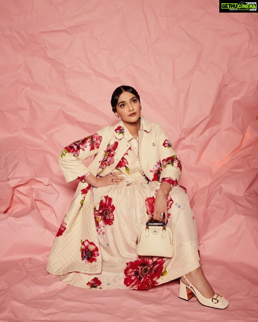 Sonam Kapoor Instagram - In BLOOM for a fun chat with my maasi at the @archdigestindia Design Show today! Outfit : @ilovepero Earrings : @amrapalijewels Ring : @amarisbyprernarajpal Shoes and Bag : @gucci Make up and Hair : @namratasoni Photography : @thehouseofpixels @amaker7 Styling : @rheakapoor with @manishamelwani Styling team : @_samidha_ @iambidipto_ Manager @neeha7 #ADDS #architecturaldesign #admagazine #admagazineindia