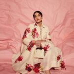Sonam Kapoor Instagram - In BLOOM for a fun chat with my maasi at the @archdigestindia Design Show today! Outfit : @ilovepero Earrings : @amrapalijewels Ring : @amarisbyprernarajpal Shoes and Bag : @gucci Make up and Hair : @namratasoni Photography : @thehouseofpixels @amaker7 Styling : @rheakapoor with @manishamelwani Styling team : @_samidha_ @iambidipto_ Manager @neeha7 #ADDS #architecturaldesign #admagazine #admagazineindia