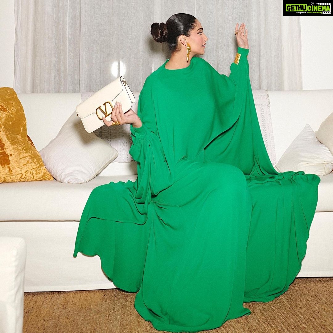 Sonam Kapoor Instagram - Had so much fun painting the town Green! Thanks for inviting me #sipsmithgin #thewayitwasdone @toastevents_in In @maisonvalentino @pppiccioli MUA @mallika_bhat Hair @alpakhimani Jewels 🥸 📸 @thehouseofpixels Styled by @rheakapoor and @manishamelwani Mumbai, Maharashtra