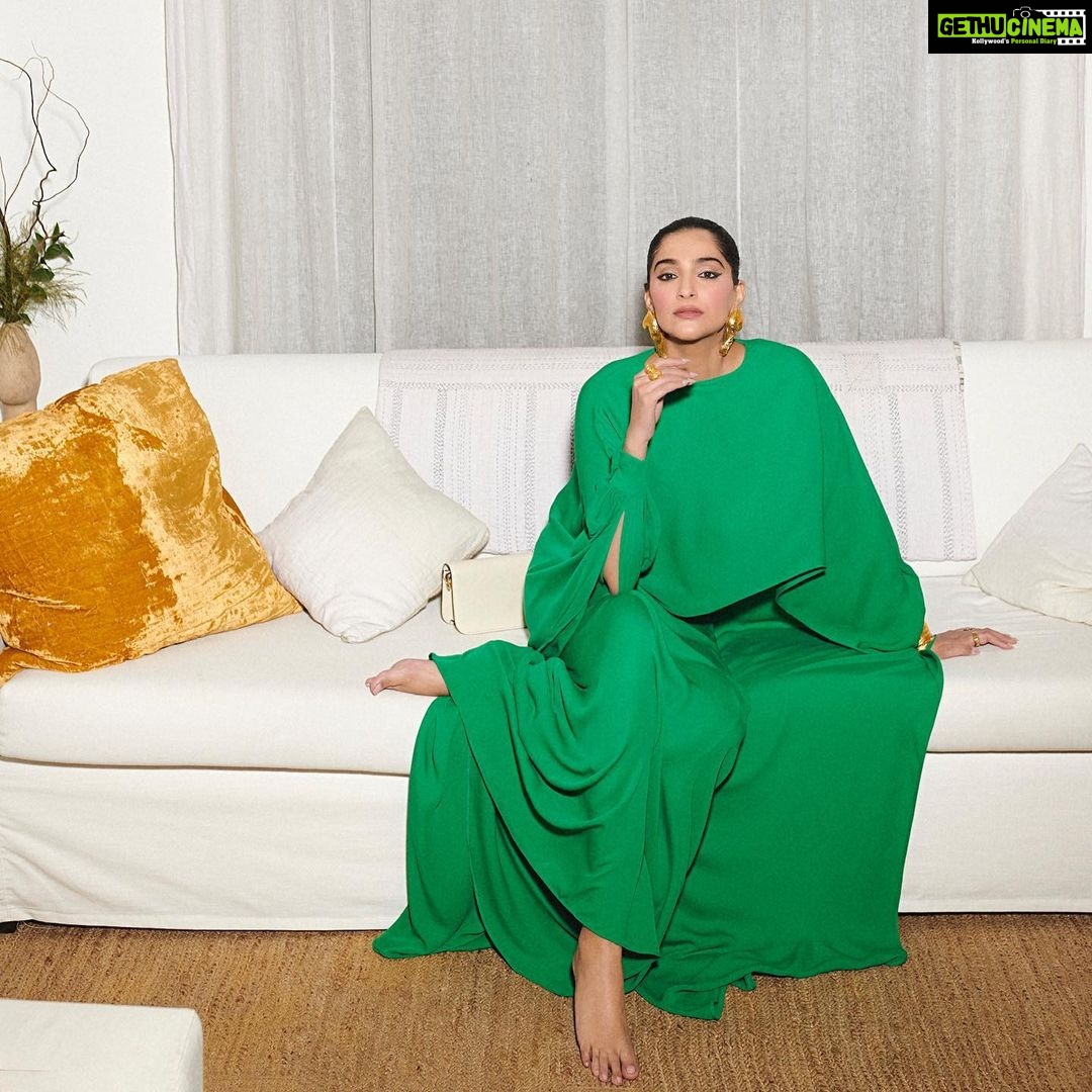 Sonam Kapoor Instagram - Had so much fun painting the town Green! Thanks for inviting me #sipsmithgin #thewayitwasdone @toastevents_in In @maisonvalentino @pppiccioli MUA @mallika_bhat Hair @alpakhimani Jewels 🥸 📸 @thehouseofpixels Styled by @rheakapoor and @manishamelwani Mumbai, Maharashtra