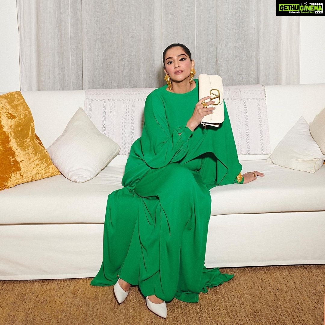 Sonam Kapoor Instagram - Had so much fun painting the town Green! Thanks for inviting me #sipsmithgin #thewayitwasdone @toastevents_in In @maisonvalentino @pppiccioli MUA @mallika_bhat Hair @alpakhimani Jewels 🥸 📸 @thehouseofpixels Styled by @rheakapoor and @manishamelwani Mumbai, Maharashtra