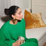Sonam Kapoor Instagram - Had so much fun painting the town Green! Thanks for inviting me #sipsmithgin #thewayitwasdone @toastevents_in In @maisonvalentino @pppiccioli MUA @mallika_bhat Hair @alpakhimani Jewels 🥸 📸 @thehouseofpixels Styled by @rheakapoor and @manishamelwani Mumbai, Maharashtra
