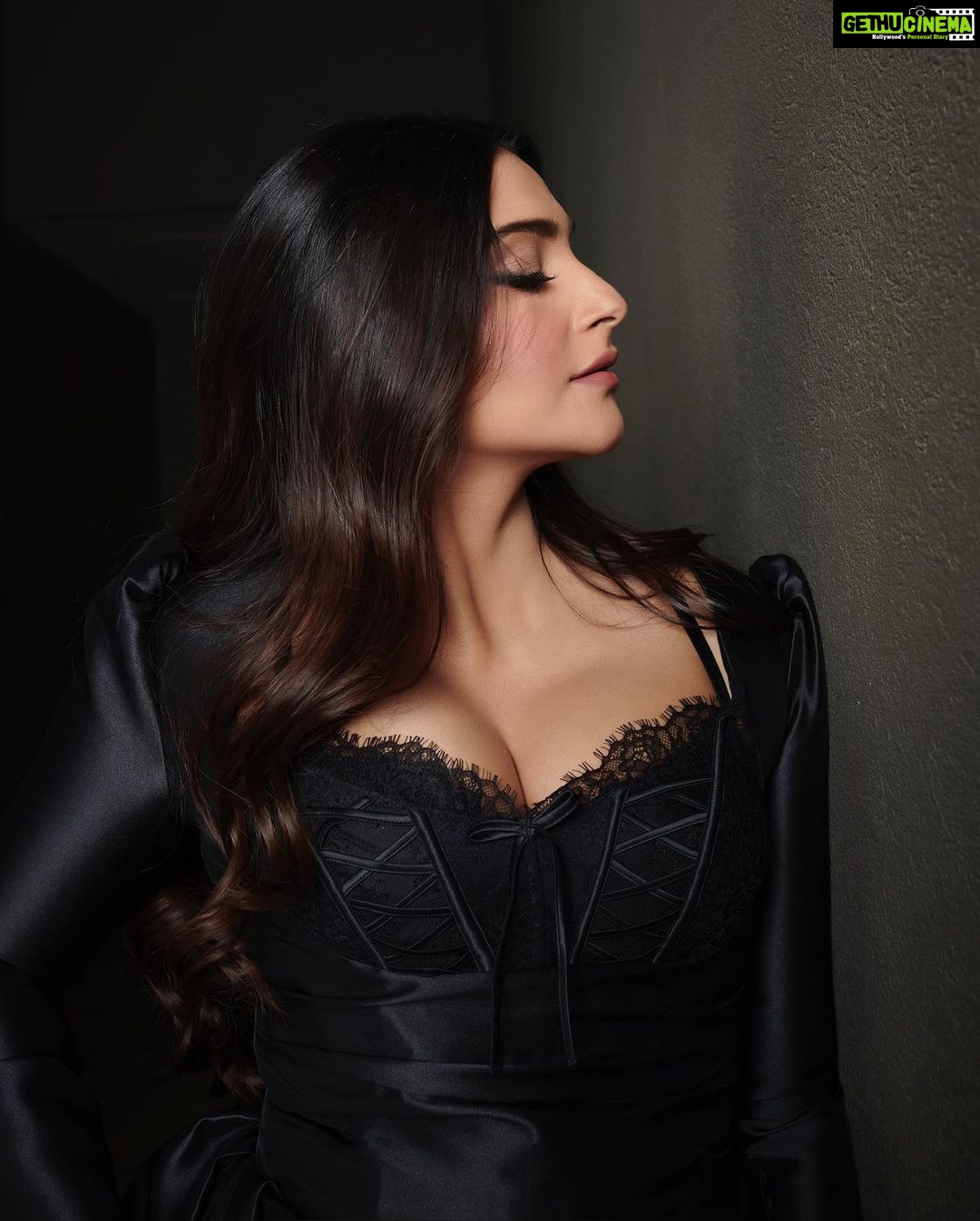Sonam Kapoor Instagram - Hello Victoria's Secret crew! Thank you for having me at Delhi's 1st store preview at your favorite Ambience Mall, Vasant Kunj Loved the vibe of the new concept store Shout out to the amazing Victoria's Secret team at Apparel Group for the wonderful hospitality! Don’t forget to get your holiday collection to shine this New Year! Do visit the store tomorrow! #VSLovesIndia #VictoriasSecretIndia #VSLovesDelhi #Delhi #VictoriasSecret @victoriassecretindia @vspinkindia @ambiencemallvasantkunj @apparelgroupindia @apparelgroupofficial Outfit : @gauriandnainika Earrings : @kasmiafinejewellery @quirk_india Shoes : @manoloblahnik Hair : @alpakhimani make up : @mallika_bhat Photography : @thehouseofpixels @amaker7 Styling : @rheakapoor @abhilashatd Styling team : @navyachanana @fusionandfashion07 Manager @neeha7