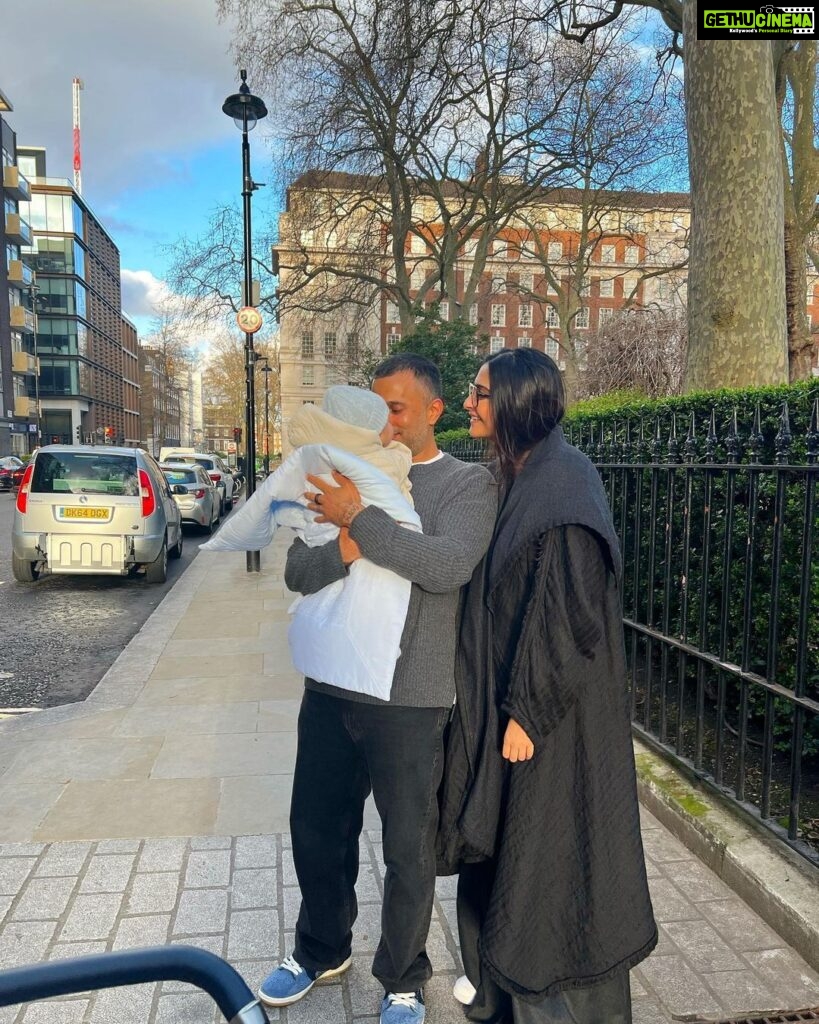 Sonam Kapoor Instagram - Spring is coming….. @anandahuja #vayusparents #everydayphenomenal Notting Hill