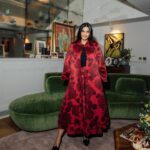Sonam Kapoor Instagram - Spending Mothering Sunday or (Mother’s Day in the united kingdom) with my friends and ushering in the new season by decorating the house inspired by the colours of spring. Everything that’s been done in the house in such spectacular style is by incredibly talented desis! Shout out to @theeventbuilders @grazing_girls and @ranipinkliving #mamasday #springcolours #blooms #mothersday 📸 @moeez Notting Hill