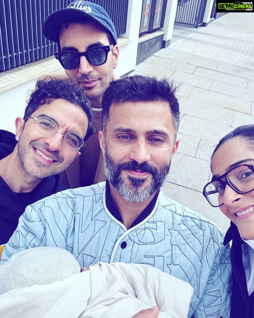 Sonam Kapoor Instagram - Weekend in Notting Hill with the new addition to our little fam… #everydayphenomenal #vayusparents #betterthaniimagined Royal Borough of Kensington and Chelsea