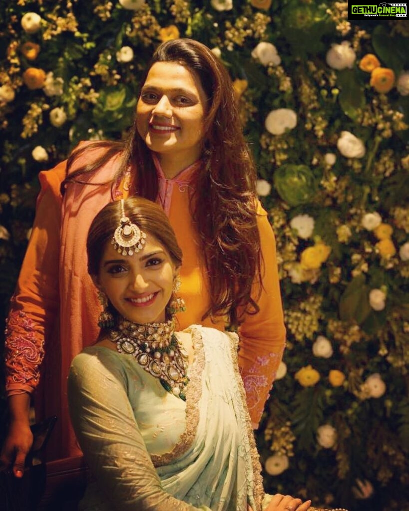 Sonam Kapoor Instagram - Happy happy birthday nehuuu! Love you lots and lots! This is going to be our best year ever! 🎂