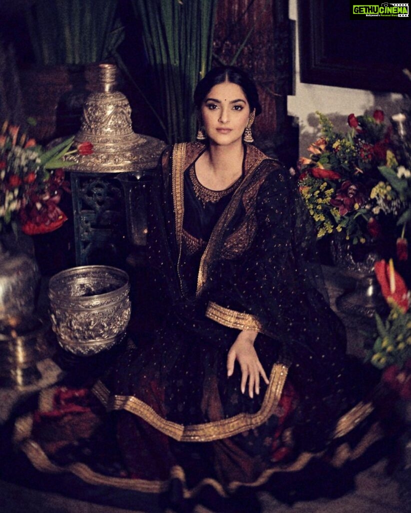 Sonam Kapoor Instagram - Love these indian dramatic pictures.. thanks @vaishnavpraveen for shooting me well in indian only 😂 Earrings: @amrapalijewels Anarkali @ri_ritukumar Images: @thehouseofpixels Hair & Make up: @namratasoni Styling: @abhilashatd @rheakapoor Anil Kapoors House, Juhu, Mumbai