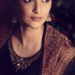Sonam Kapoor Instagram - “The handloom weaving is in a dying condition. Everyone admits that whatever may be the future of the mill industry, the handlooms ought not to be allowed to perish” - Mahatma Gandhi I have always admired designers who have celebrated indian heritage and design. And Ritu kumar is a brand that has always embraced heritage and revival of Indian textiles. I find beauty in their timeless pieces. #RiRituKumar #sonamkapoorxriritukumar @ri_ritukumar Earrings @apalabysumitofficial Earrings: @amrapalijewels Video: @nishadinsen Images: @thehouseofpixels Hair & Make up: @namratasoni Styling: @abhilashatd @rheakapoor
