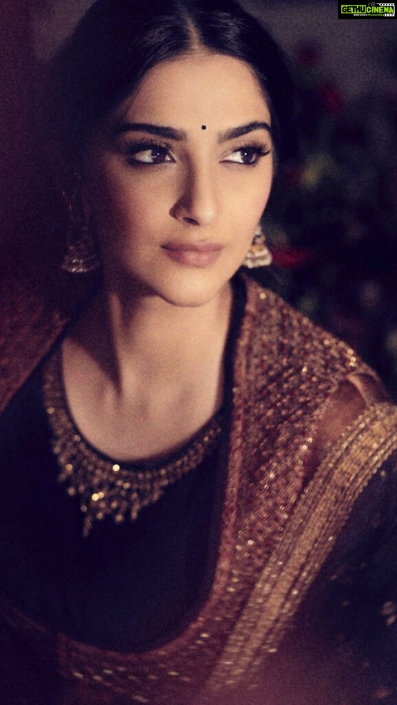 Sonam Kapoor Instagram - “The handloom weaving is in a dying condition. Everyone admits that whatever may be the future of the mill industry, the handlooms ought not to be allowed to perish” - Mahatma Gandhi I have always admired designers who have celebrated indian heritage and design. And Ritu kumar is a brand that has always embraced heritage and revival of Indian textiles. I find beauty in their timeless pieces. #RiRituKumar #sonamkapoorxriritukumar @ri_ritukumar Earrings @apalabysumitofficial Earrings: @amrapalijewels Video: @nishadinsen Images: @thehouseofpixels Hair & Make up: @namratasoni Styling: @abhilashatd @rheakapoor