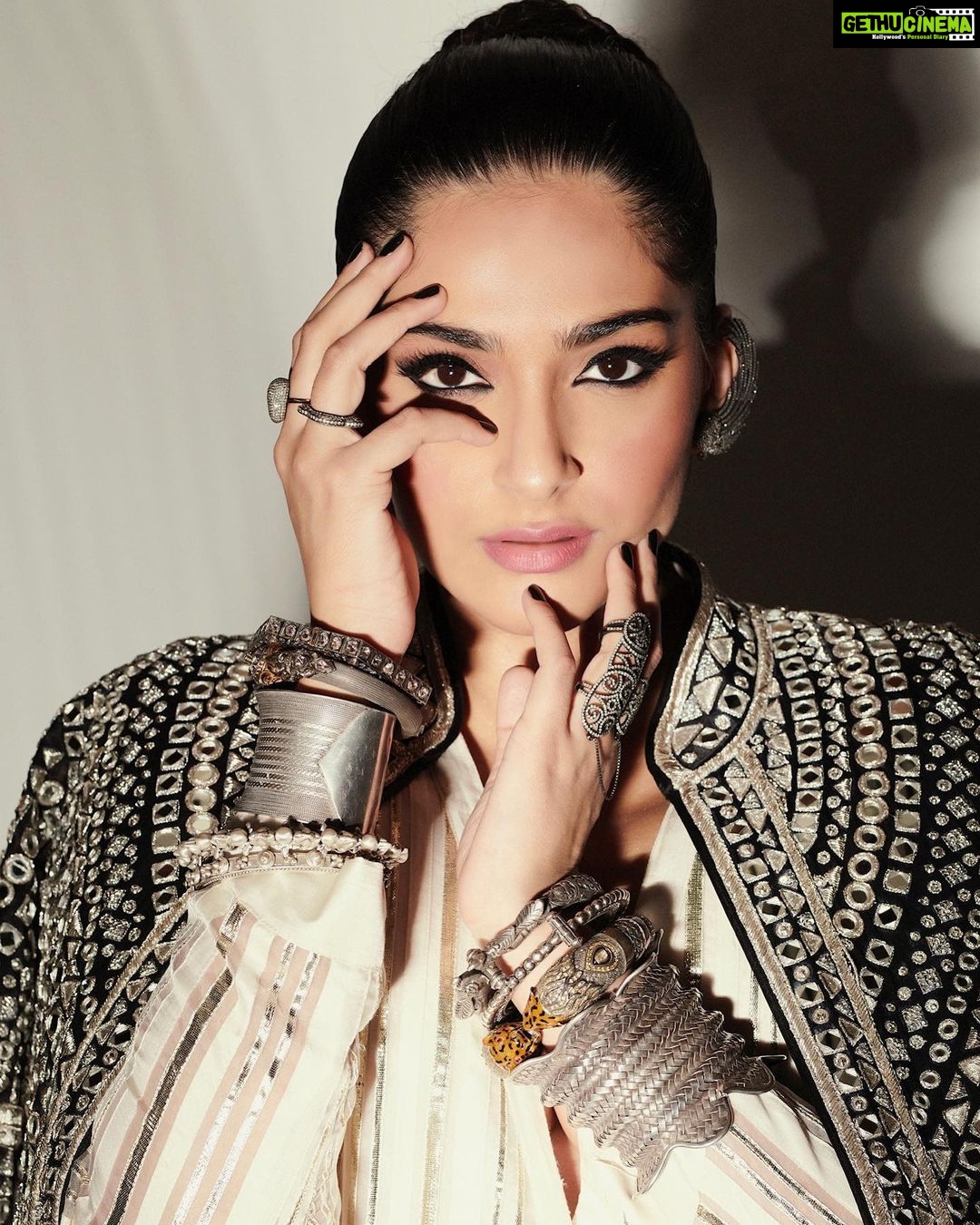 Sonam Kapoor Instagram - I was there for the first ever Shaadi By Marriott event and look how beautifully it’s grown today. Congratulations @khushnooma for a spectacular property and event - truly resplendent showcase of Marriott as the ultimate wedding destination #ShaadiByMarriottBonvoy Outfit : @abujanisandeepkhosla Earrings and rings : @amrapalijewels Bangles and cuffs: @amrapalijewels @abhilasha_pret_jewelry Toe rings : @amrapalijewels Shoes : @aprajitatoorofficial Hair: @alpakhimani Make up : @tanvichemburkar Styling : @rheakapoor @abhilashatd Images : @thehouseofpixels Thank you @marriottbonvoy for a spectacular event! Seeing all the amazing performances and the turnout was great ! JW Marriott Mumbai Sahar