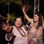 Sonarika Bhadoria Instagram - तुझ में रब दिखता है…यारा मैं क्या करूँ !?! 🙏🏻👏🏻🙌🏻🫶🏻 The purest love you will ever know 🫀🌍♥️🧿✨ P.S Everyday is mother’s day!
