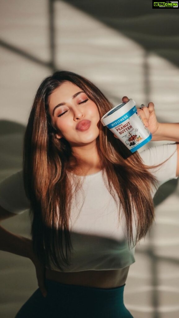 Sonarika Bhadoria Instagram - @myfitness peanut butter hai mera guilt-free snacking partner 🍫🥜💪🏼 Iska har bite hai itna tasty ki aap bhul jaayengey ki ye healthy bhi hai 🤤🤤 Order karein aaj hi at www.myfitness.in 🛒 #Ad #MyFitness #MyFitnessPeanutButter #PeanutButter #ChocolatePeanutButter #HighProtein #HealthySnacking #healthkatastypartner