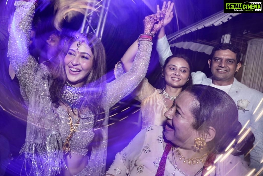Sonarika Bhadoria Instagram - तुझ में रब दिखता है🙏🏻✨♥️ Happiest birthday to my world, my love, my bff, my biggest supporter, my protector; basically everything🫀 You Are Therefore I Am🙇🏻♀️ @poonambhadoria