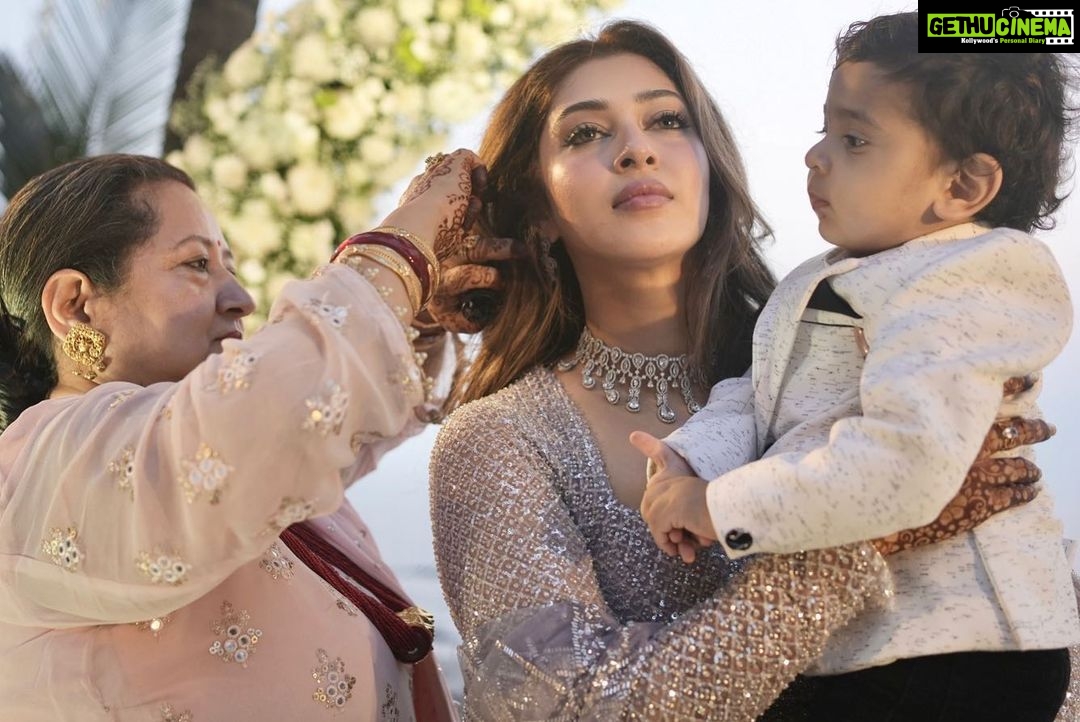 Sonarika Bhadoria Instagram - तुझ में रब दिखता है🙏🏻✨♥️ Happiest birthday to my world, my love, my bff, my biggest supporter, my protector; basically everything🫀 You Are Therefore I Am🙇🏻♀️ @poonambhadoria