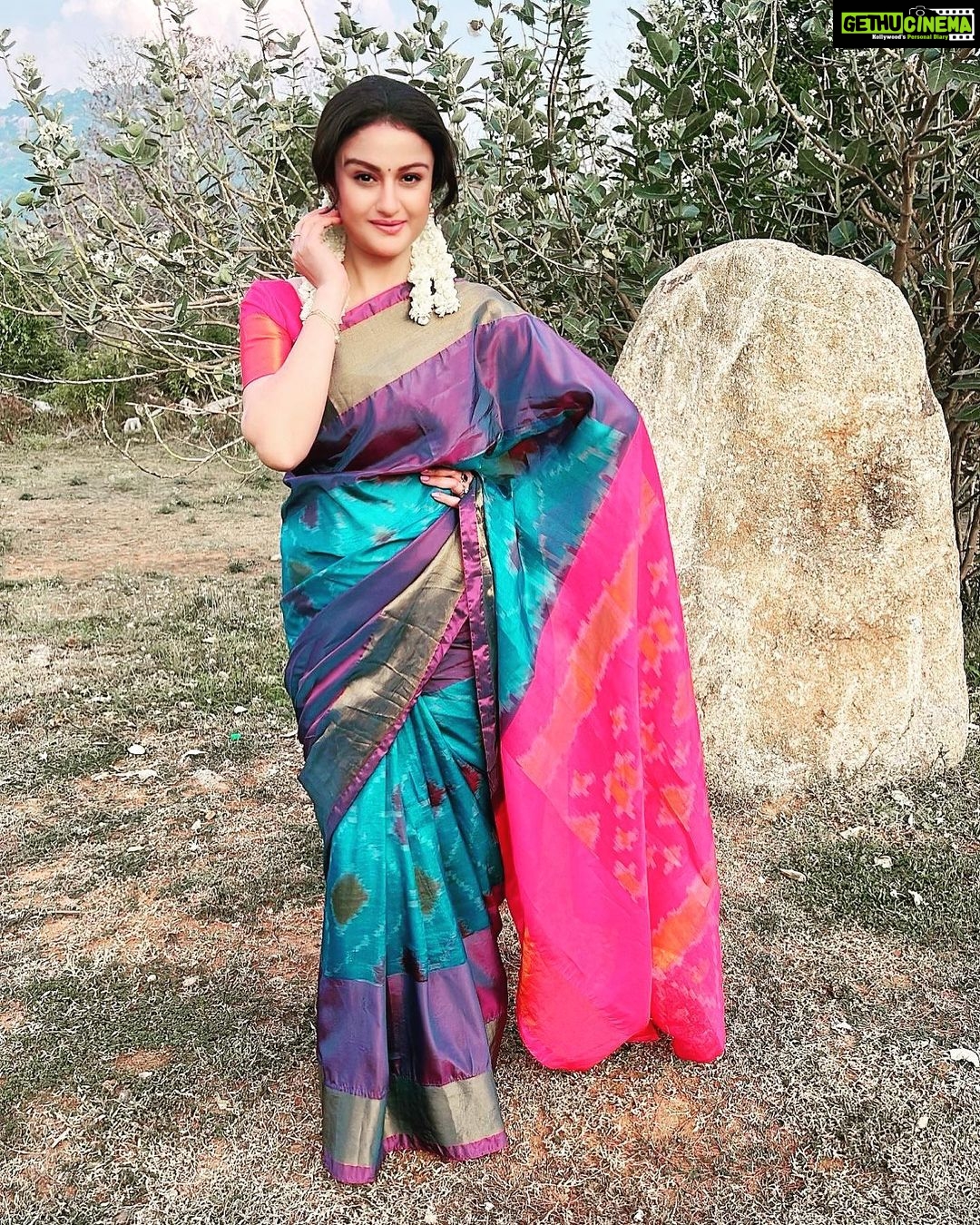 Sonia Agarwal Instagram - #soniaagarwal #saree #sa #lovemyjob #shootdiaries ❤️