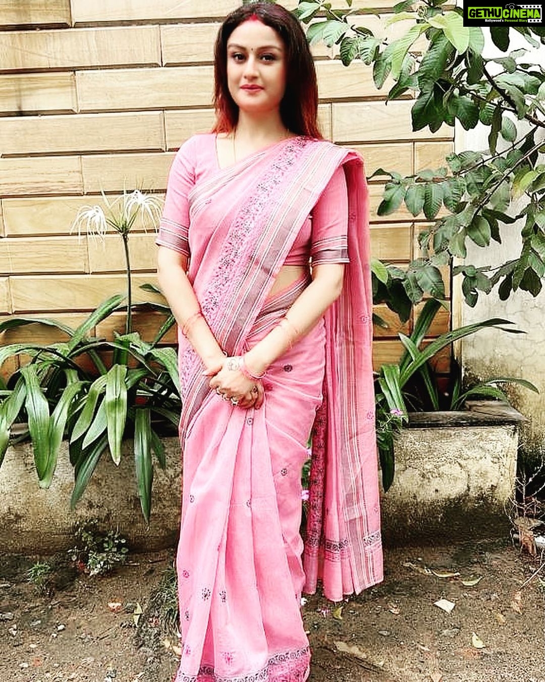 Sonia Agarwal Instagram - #soniaagarwal #shootmode #sareelove #sa ❤️. Makeup- @bridal_makeup_siva