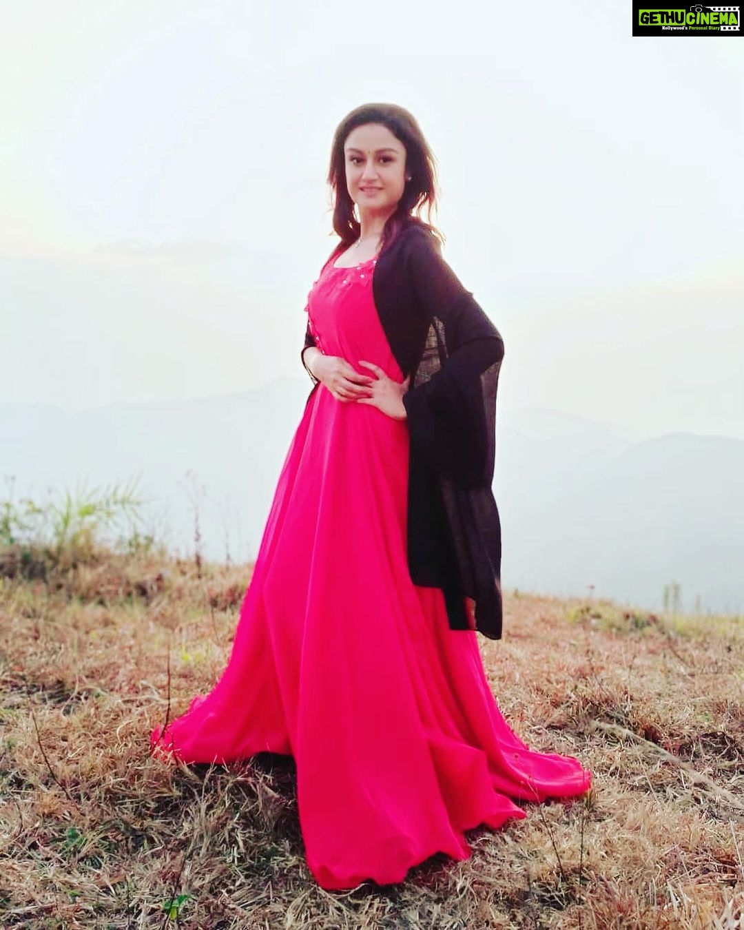 Sonia Agarwal Instagram - #soniaagarwal #sa #kerala #shootmode #mountains #sunset #nature ❤️
