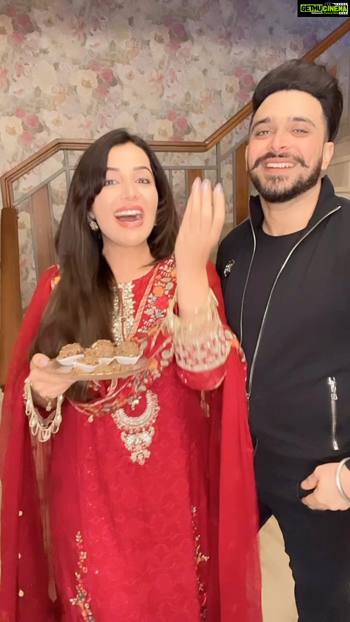 Sonia Mann Instagram - Ve jatta phone ch saheliyan ne kinniaaan? @theshipragoyal #punjabisongs #punjabi