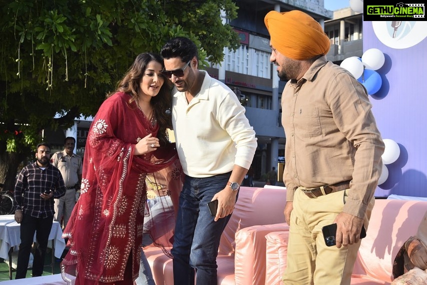 Sonia Mann Instagram - Blessed to have wonderful Friends Around me ..who always supported me 😇 #positivevibes #happiness