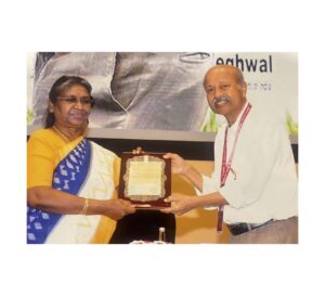 Sonu Gowda Instagram - Appa received SANGEET NATAK ACADEMI AWARD one of the most prestigious awards in theatre field..
Proud moment, always feel blessed to be his daughter, the way he is and way he makes choices in his life, all he knows is work and he is never afraid of any hurdles in his career.. one thing he says ‘be humble, always be true to your work’ ❤️ to the world he is my father, to my family he is our world❤️❤️ love you Pappa 🤗🤗🤗