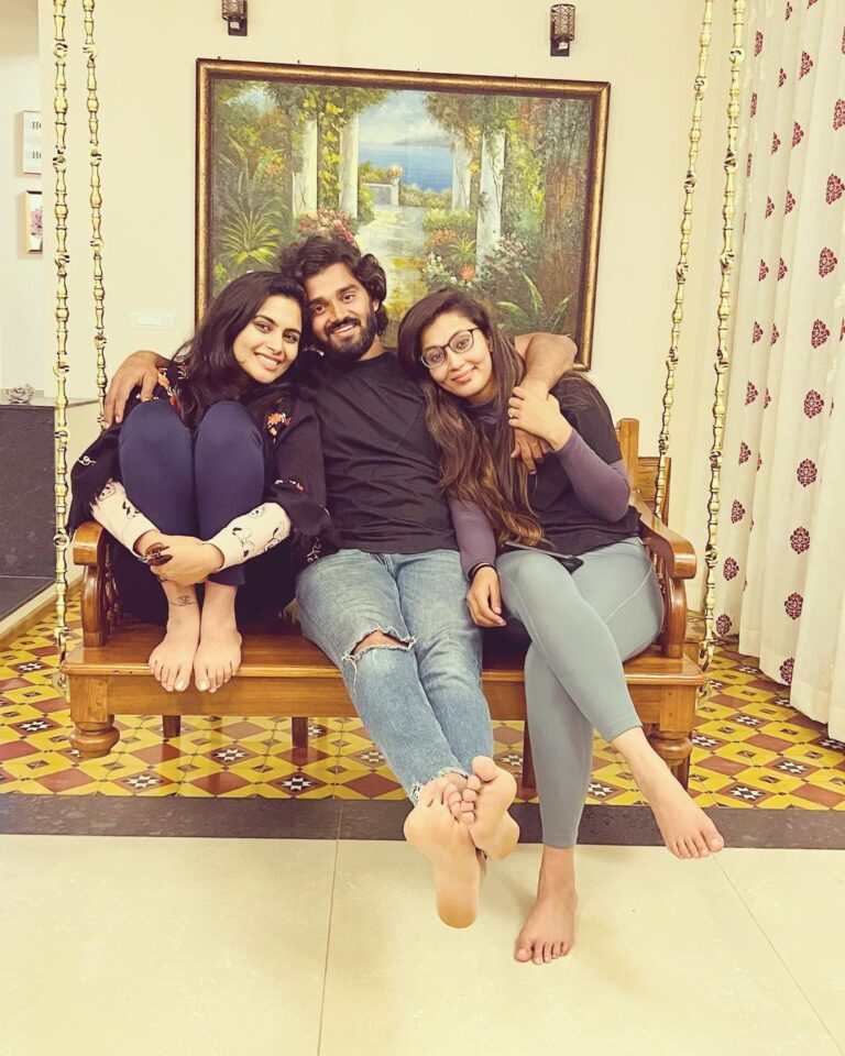 Sonu Gowda Instagram - Happy birthday @chandangowda18 🤗🤗🤗 thanks for being there when family needs u the most, love the way you add smile, love your sense of humour, more than that the way you protect us 🥰 Happy birthday n happy anniversary wishing you both lots of love happiness and good health ❤️❤️❤️