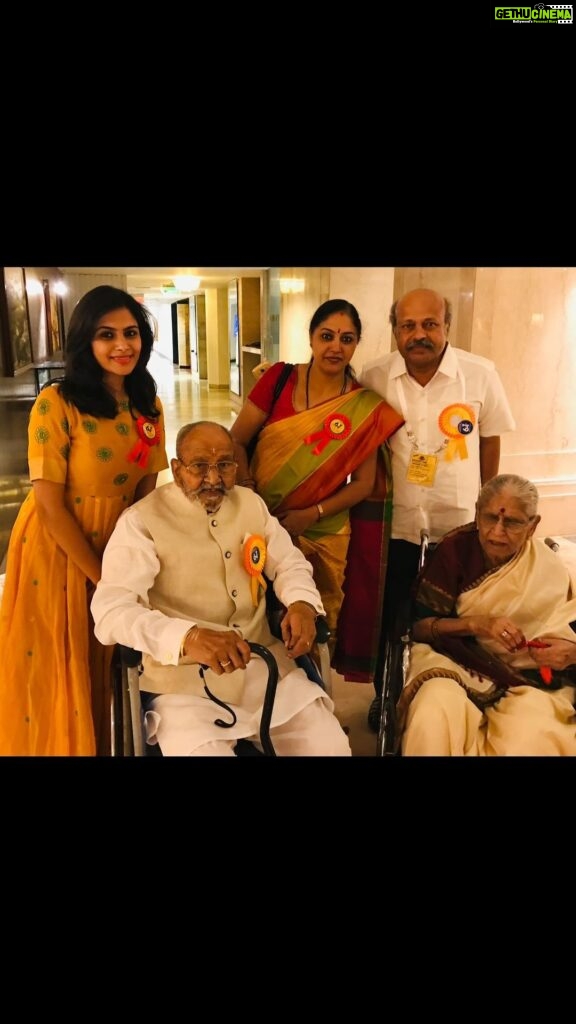 Sonu Gowda Instagram - One of the golden opportunities I eye witnessed.. K Vishwanath Garu received Dada Saheb Phalke award in 2017.. got blessings from him, it was an unforgettable moment in my life.. he has left a huge pathway to all the filmmakers.. his contribution to Indian culture is massive,rest in peace #kalatapaswiviswanathgaru