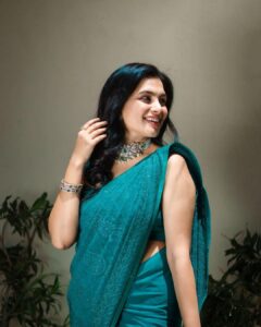 Sonu Gowda Instagram - The expert in anything was once a beginner🤗 
Saree/blouse- @vastram__studio 
Jewellery- @sri_ganesh_sadashivnagar 
Makeup- @artistry_by_teju 
Hair- @hairartistry_by_roopa 
Clicked- @connectwithshutterup