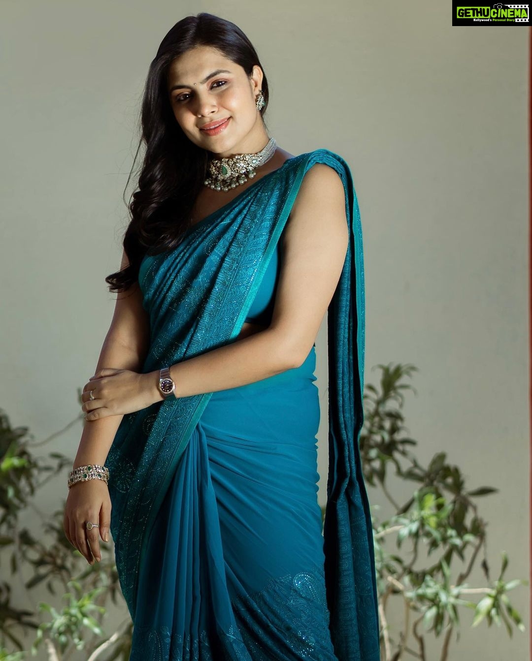 Sonu Gowda - 46.1K Likes - The expert in anything was once a beginner🤗
Saree/blouse- @vastram__studio
Jewellery- @sri_ganesh_sadashivnagar
Makeup- @artistry_by_teju
Hair- @hairartistry_by_roopa
Clicked- @connectwithshutterup