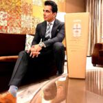 Sonu Sood Instagram - An important evening at the NDTV awards recieving “ Humanitarian Of The Year “. This award is symbol of blessings that I’ve received during this journey of love and giving @ndtv @bharat_reshma