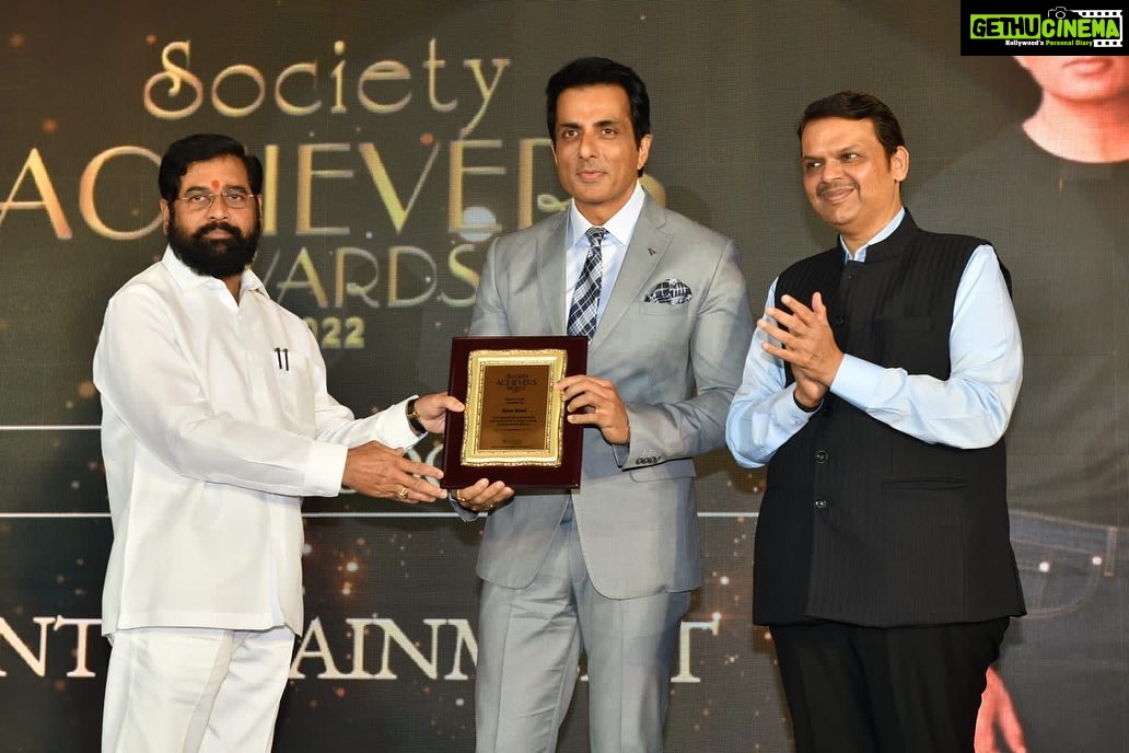 Sonu Sood Instagram - Thank you Society for honouring me with “Nations Pride” Award 🥇 @dhamankarashok @ublood_com @bharat_reshma #societyachieversawards2022 #jagdeeshbabu jai yelliminchili @mieknathshinde @devendra_fadnavis sir 🙏
