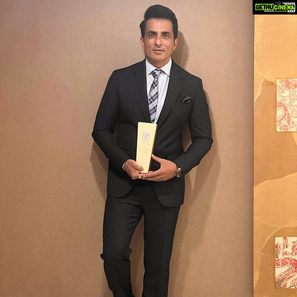 Sonu Sood Instagram - An important evening at the NDTV awards recieving “ Humanitarian Of The Year “. This award is symbol of blessings that I’ve received during this journey of love and giving @ndtv @bharat_reshma