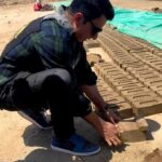 Sonu Sood Instagram - Desh ka mazdoor hi desh banata hai 🧱 Iam still learning how to make bricks 😂🙈🙏 #supportsmallbusiness #pravasi #fateh