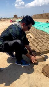 Sonu Sood Instagram - Desh ka mazdoor hi desh banata hai 🧱 Iam still learning how to make bricks 😂🙈🙏 #supportsmallbusiness #pravasi #fateh