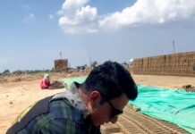 Sonu Sood Instagram - Desh ka mazdoor hi desh banata hai 🧱 Iam still learning how to make bricks 😂🙈🙏 #supportsmallbusiness #pravasi #fateh