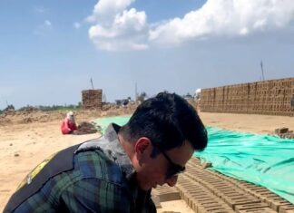 Sonu Sood Instagram - Desh ka mazdoor hi desh banata hai 🧱 Iam still learning how to make bricks 😂🙈🙏 #supportsmallbusiness #pravasi #fateh