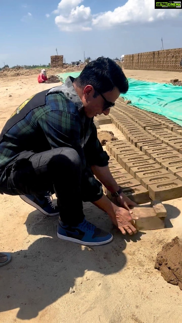 Sonu Sood Instagram - Desh ka mazdoor hi desh banata hai 🧱 Iam still learning how to make bricks 😂🙈🙏 #supportsmallbusiness #pravasi #fateh