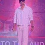 Sonu Sood Instagram - Delhi aur Chandigarh waalon ne dil jeet liya ab dekhte hai Indore aur Pune waalon ka kamaal 😉💪🏻 Get ready for the auditions of MTV Roadies - Karm Ya Kaand, co-powered by @wildstoneofficial We are coming to your cities:- April 20 - Indore The Millennium School April 22 - Pune Mahalakshmi Lawns, Kharadi #MTVRoadies #MTVRoadies19 #KarmYaKaand #RoadiesAuditions #MTVRoadiesAuditions #RoadiesKarmYaKaand
