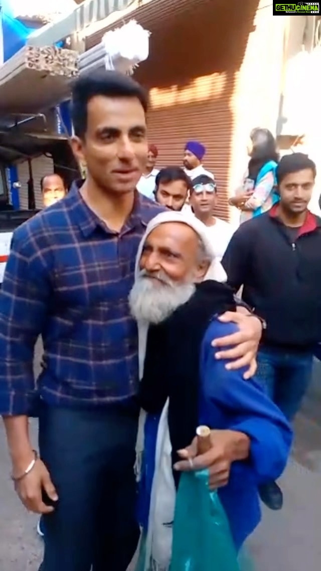 Sonu Sood Instagram - हुनर सड़कों पर तमाशा करता रहा और किस्मत महलों में राज करती है.. #fateh