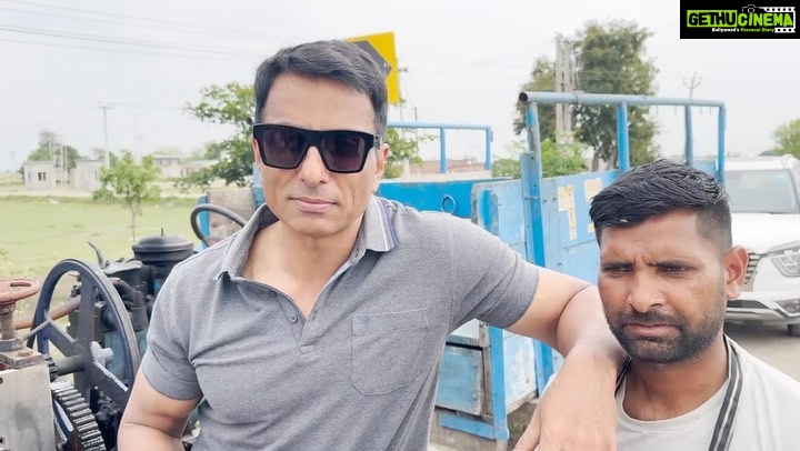 Sonu Sood Instagram - Kaun hai yeh "Kuch aur log"? Aapko pata hai kya? Aao auditions par pata chal jayega 😉 Get ready for the #MTVRoadiesAuditions because we are coming soon to your city! #MTVRoadies #MTVRoadies19 #KarmYaKaand #mtv #roadiesauditions #roadies #roadiesnewseason #roadiesisback #comingsoon #newseason #tvshow #mtvindia #adventure #realityshow