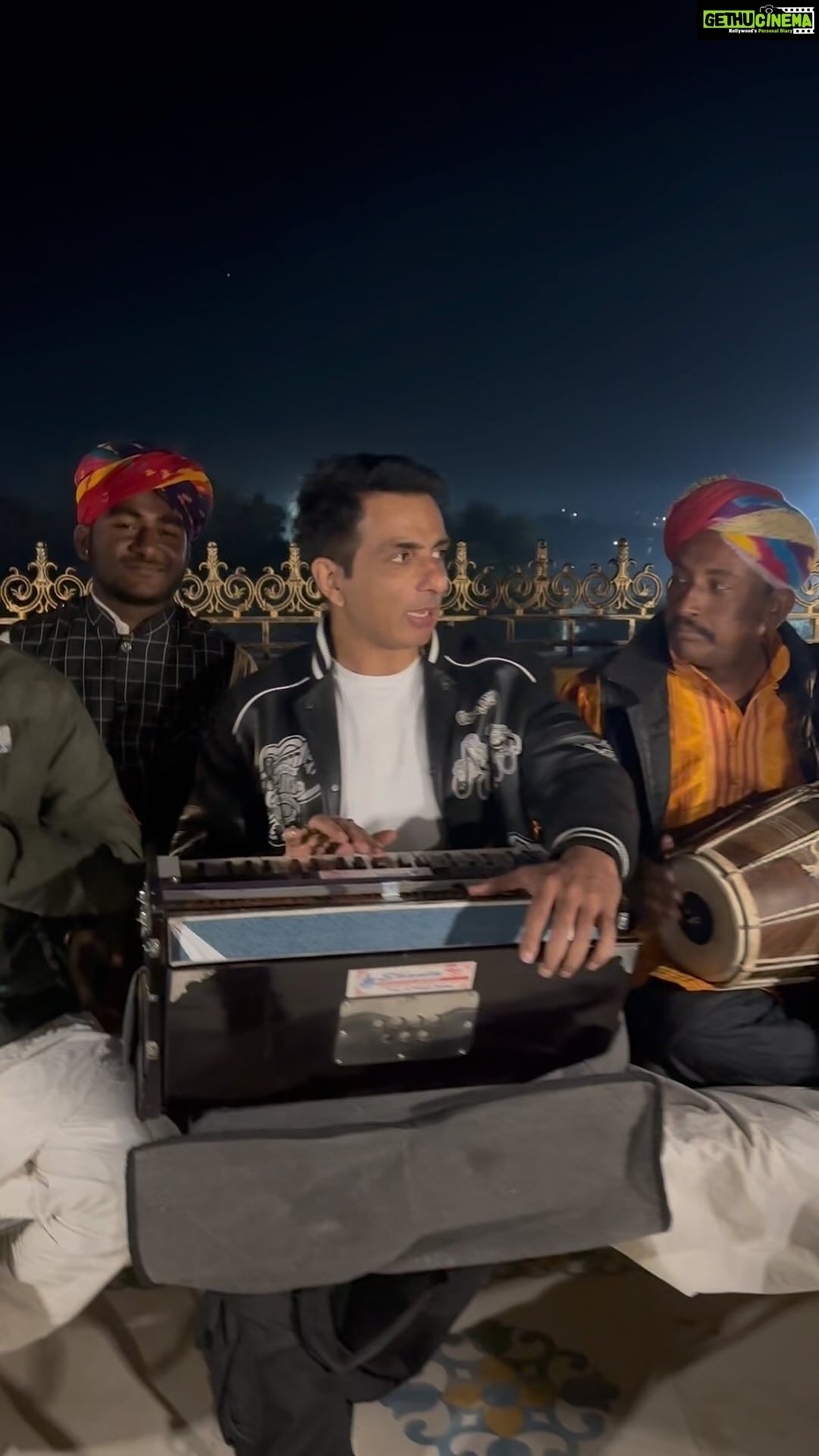 Sonu Sood Instagram - There is so much of talent in our country and it’s so important to promote them. It also helps you brush your singing skills 😜 ❤️ #padharomharedes #jaisalmer #rajasthan