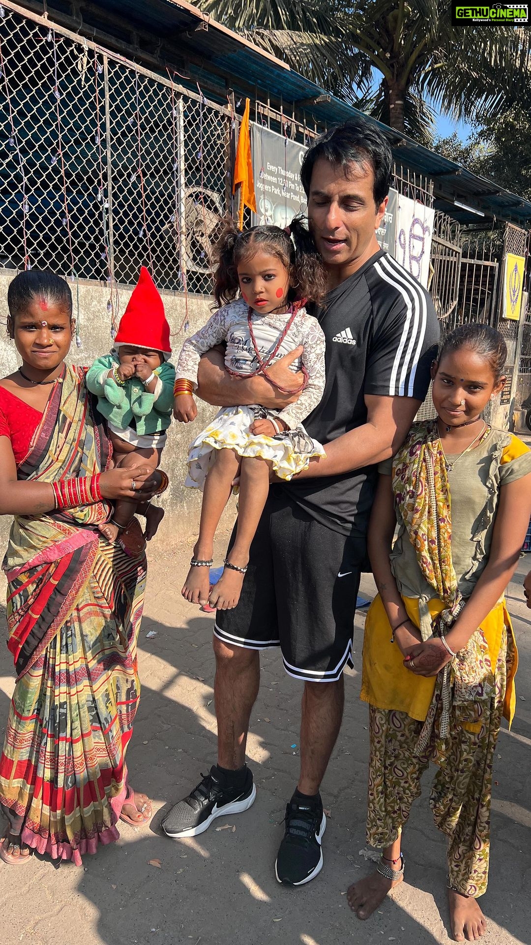 Sonu Sood Instagram - Be someone’s Santa 🤶 Merry Christmas 🎄 Met this cute Santa 🎅